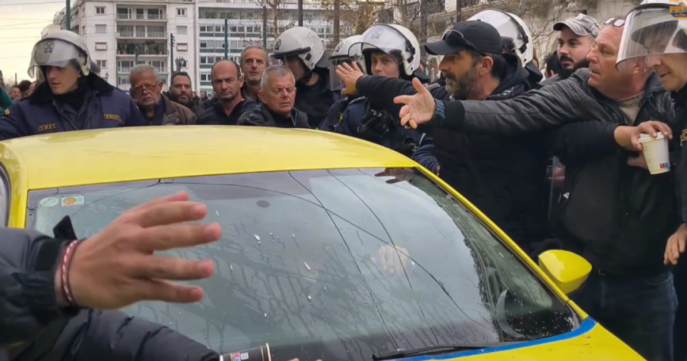 Ένταση στο Σύνταγμα: Ταξιτζήδες επιτέθηκαν σε συνάδελφό τους που δεν απεργούσε [βίντεο]